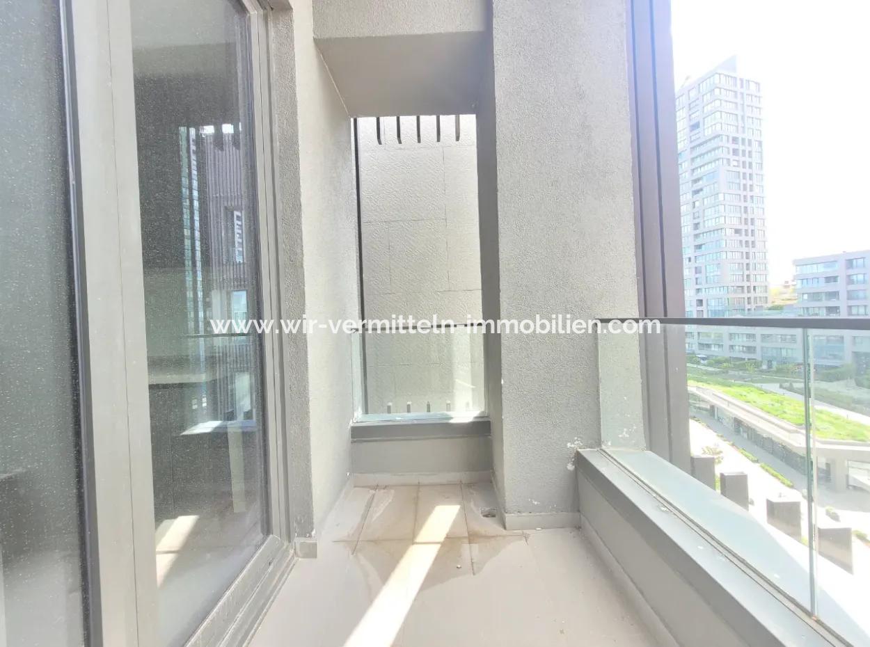 5,5+1 Duplex 5Th Floor Tenantless Apartment With Landscape View For Sale In İncek Loft Complex